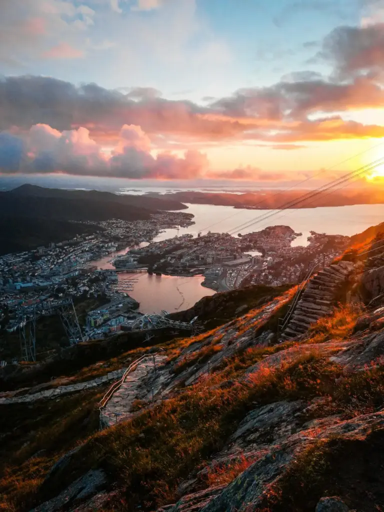 Panoramautsikt over Bergen fra Ulriken ved solnedgang